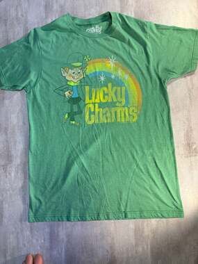 Tee Luv Lucky Charms Leprechaun Rainbow Graphic T-Shirt Size Medium